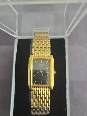 Vintage Seiko Gold-Tone Mens Rectangular Watch with Black Dial